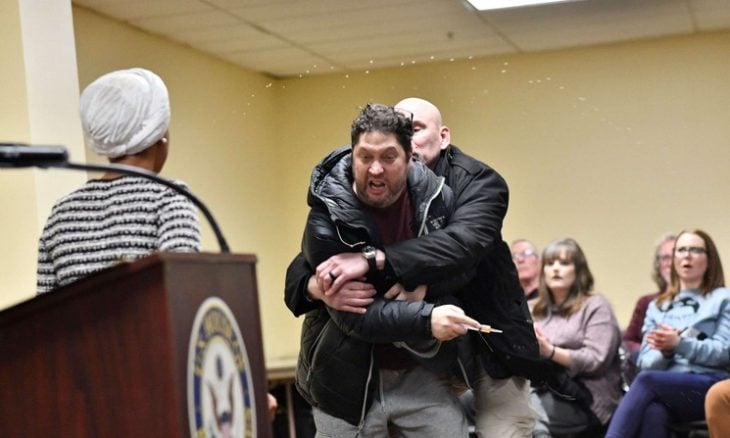 رجل يهاجم البرلمانية الأمريكية إلهان عمر بمادة مجهولة خلال لقاء شعبي في مينيسوتا- (فيديو)