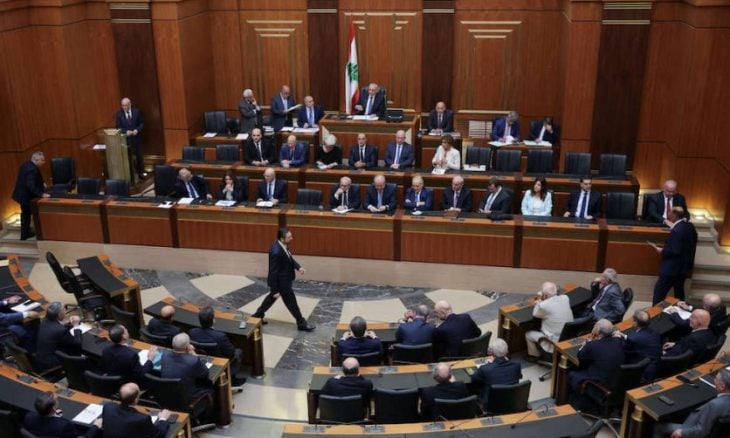 توتر في مناقشات زيادة الرواتب.. متظاهرون يبلغون باب البرلمان اللبناني وبري يطلب وقف البث المباشر- (فيديو)