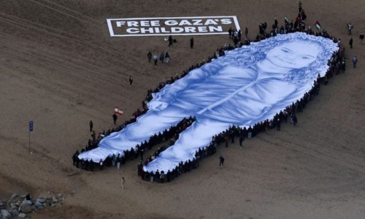 رفع صورة عملاقة لهند رجب في برشلونة في الذكرى الثانية لاستشهادها