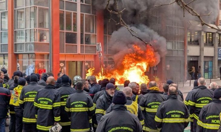 فرنسا.. مئات “رجال الإطفاء” يتظاهرون احتجاجاً على ظروف العمل- (صور)
