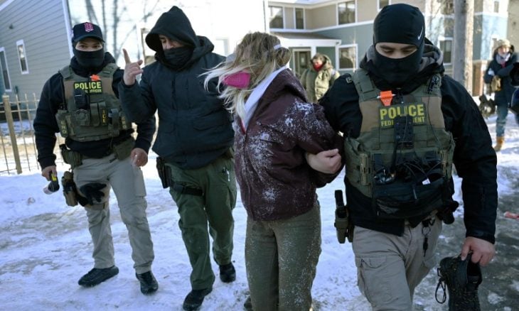 إيكونوميست: هل يسعى ترامب إلى إنشاء ميليشيا شبه عسكرية خاضعة له من خلال تحصين وكالة الهجرة والجمارك؟