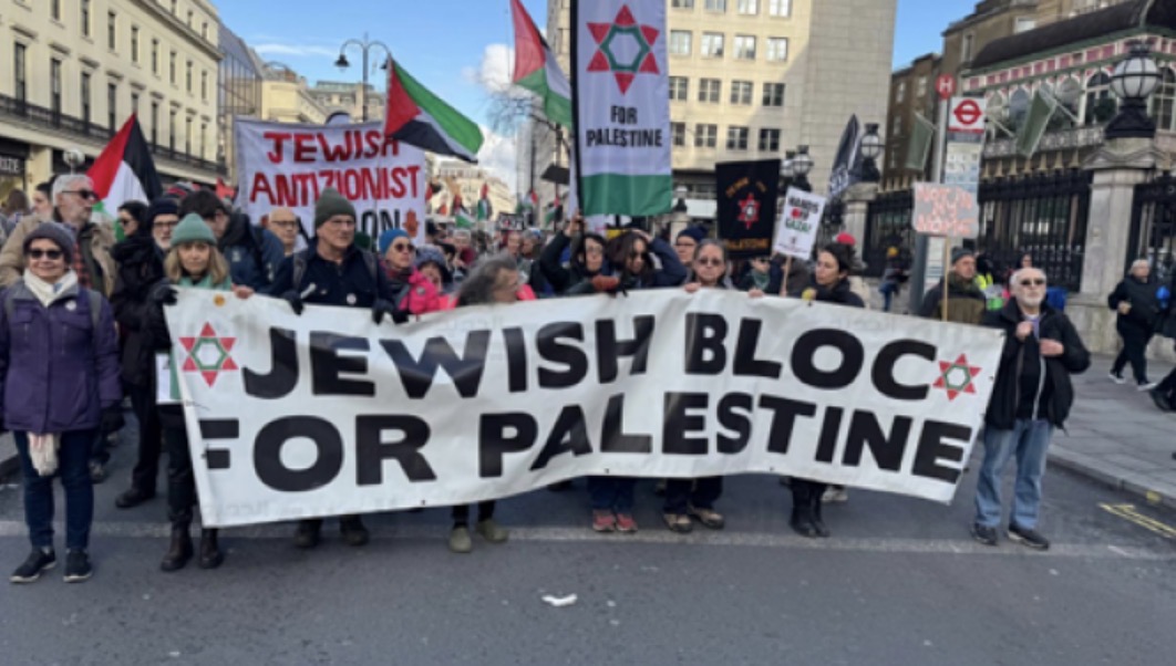 100 ألف متظاهر في لندن يطالبون حكومة بلادهم بإنهاء التواطؤ مع "إسرائيل"