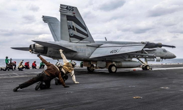 لاكروا: مفاوضات أمريكية- إيرانية تحت تهديد حاملات الطائرات
