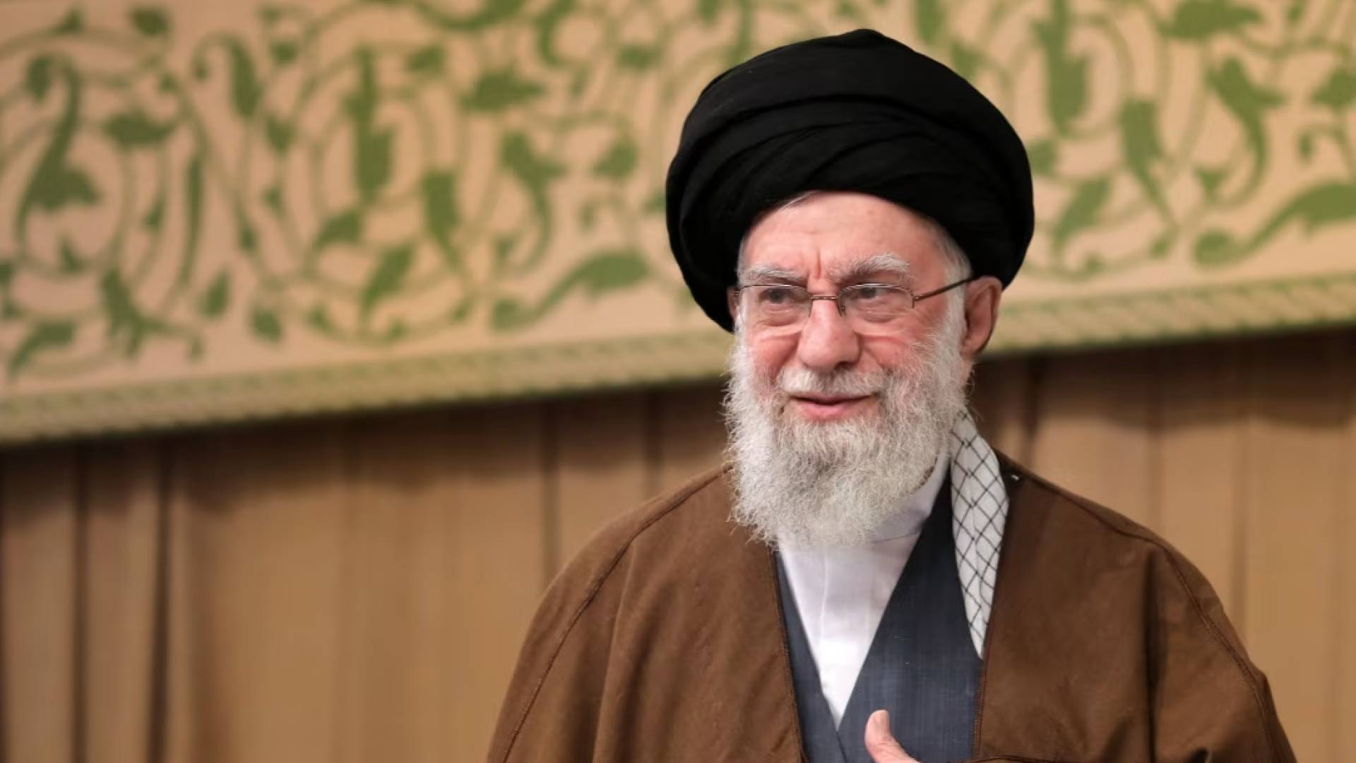 رسالة سرية من خامنئي إلى بوتين: إيران تعرض نقل مخزونها النووي إلى روسيا