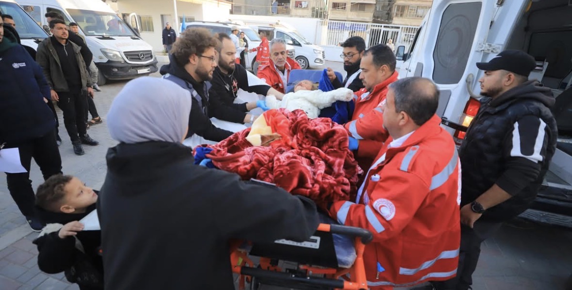 🛑 *الهلال الأحمر الفلسطيني يشارك في إجلاء مرضى من مستشفى التأهيل الطبي بخانيونس للعلاج