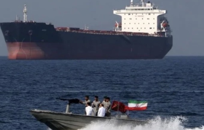 تصعيد خطير في الخليج: F-35 تُسقط مسيّرة إيرانية وزوارق تلاحق ناقلة أميركية