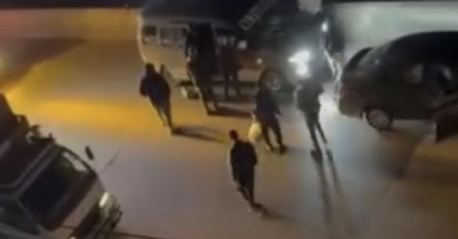 كمين مسلح يهدّد ركاب فان… استعراض قوة وذعر على الطريق (فيديو)