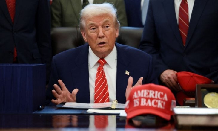 لوموند: في عام واحد.. ترامب أمر بضربات عسكرية أكثر مما فعل بايدن طوال ولايته