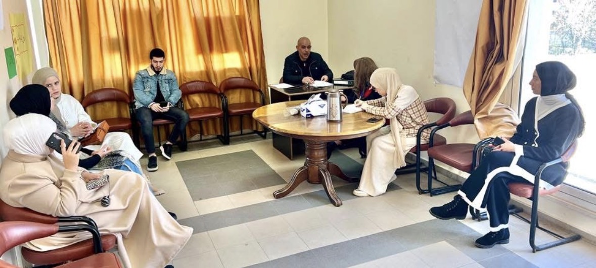 وفد من الصليب الأحمر الدنماركي يلتقي متطوعي جمعية الهلال الأحمر الفلسطيني