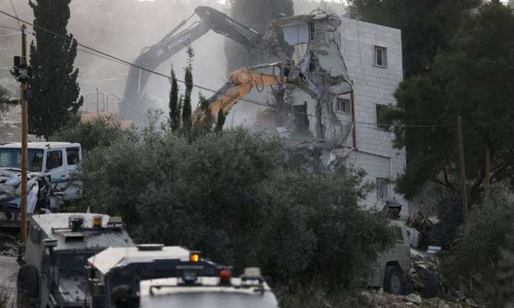 الضفة.. إسرائيل تهدم منزلا فلسطينيا غربي الخليل- (شاهد)