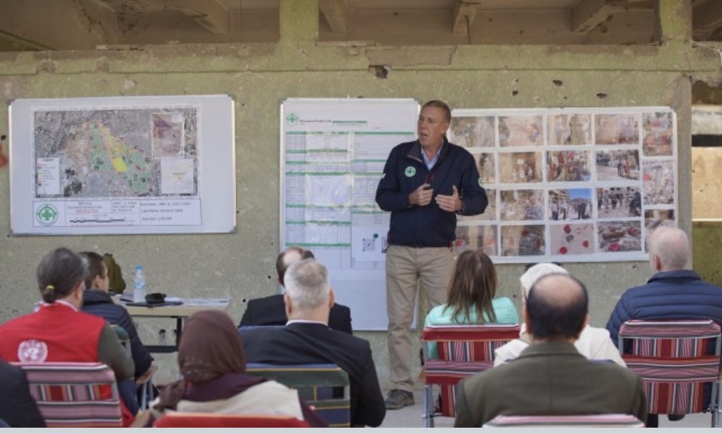 وفد دولي يزور مخيم اليرموك لتقييم الاحتياجات الإنسانية وأعمال إزالة مخلفات الحرب