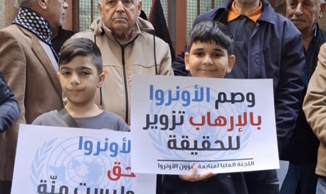 وقفة أمام عيادة "أونروا" في مخيم برج البراجنة في إطار الاحتجاجات المستمرة