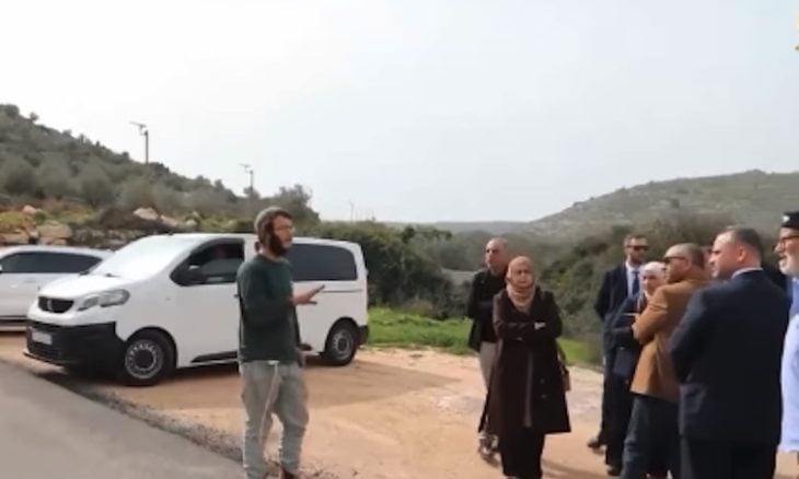 مستوطنون إسرائيليون يعترضون سفير روسيا في جولة ميدانية شمالي الضفة- (فيديو)