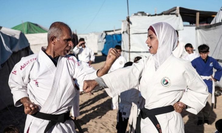 كاراتيه الأطفال بغزة.. رمال الشاطئ بديلا لصالات دمرتها إسرائيل- (صور)