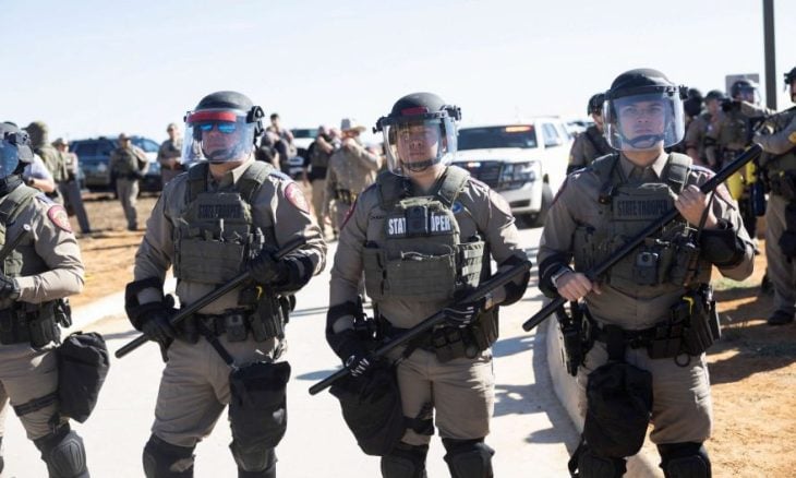 ضابط بدائرة الهجرة الأمريكية يهدد مواطنا من ذوي البشرة السمراء بالقتل- (شاهد)