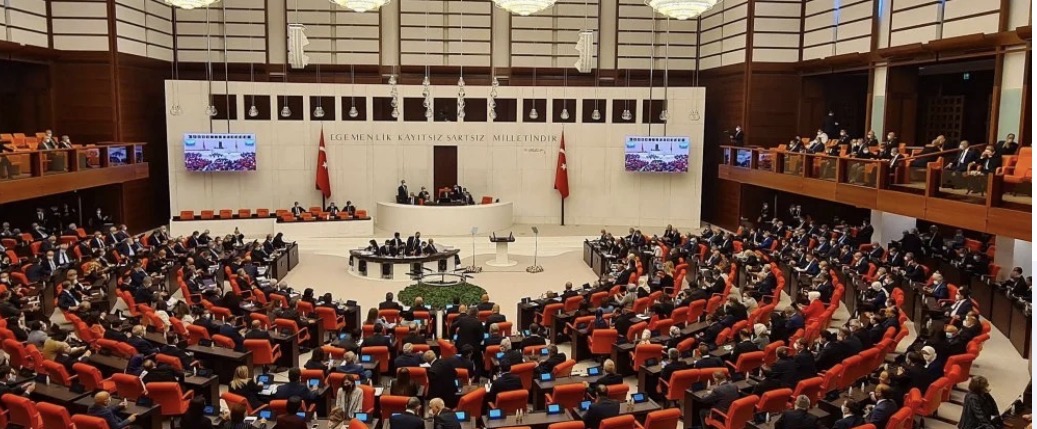 فوضى في البرلمان التركي… اشتباك بالأيدي خلال أداء اليمين (فيديو وصور)