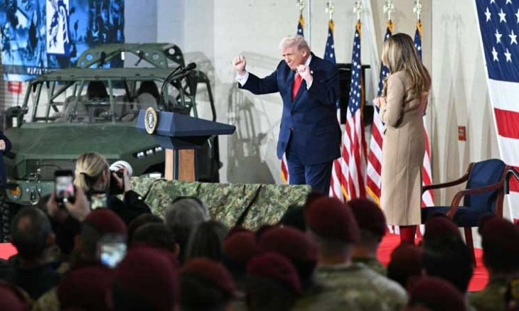 ترامب يشيد بسلاح “المُربك” خلال لقائه عسكريين شاركوا في عملية القبض على مادورو