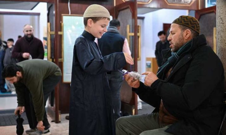 كعكة ضد الكراهية.. طفل بريطاني يتضامن مع المسلمين بطريقته- (صور)