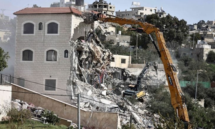 قوات الاحتلال تهدم عمارة سكنية تؤوي 40 فلسطينيا في جنوب الضفة- (فيديو)