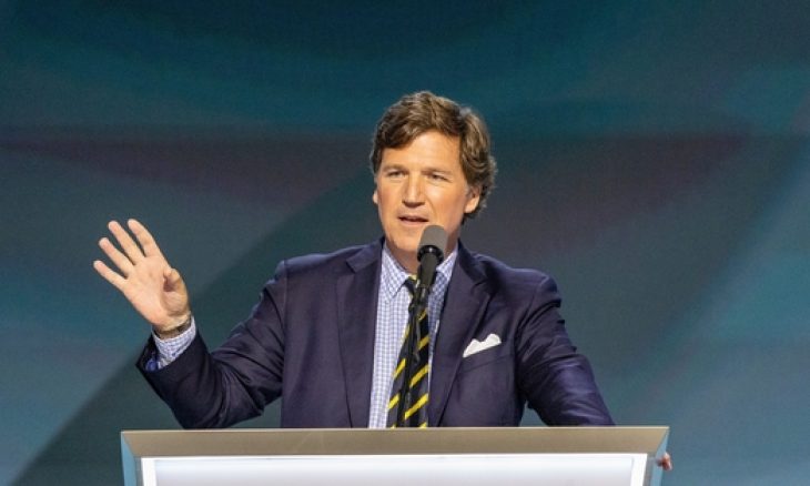 المذيع تاكر كارلسون يتهم إسرائيل باحتجازه بعد مقابلة مع السفير الأمريكي