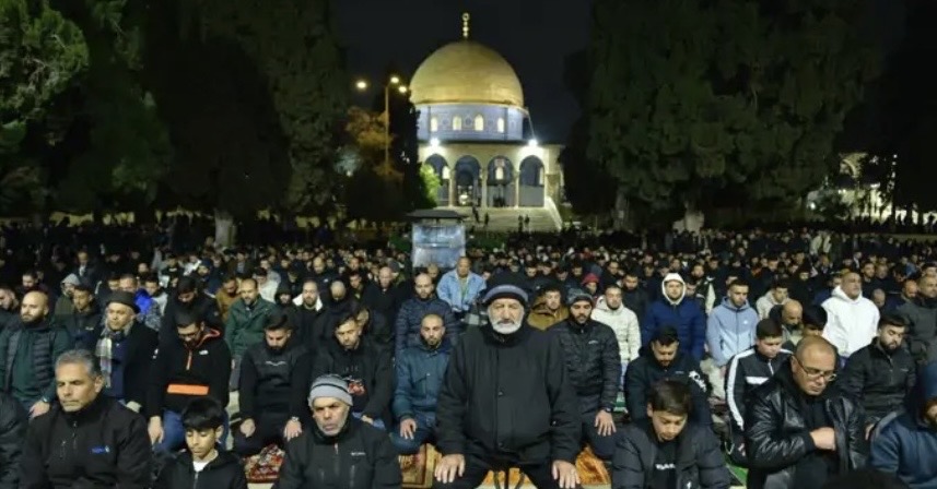 60 ألف مصلٍ يؤدون العشاء والتراويح في "الأقصى"