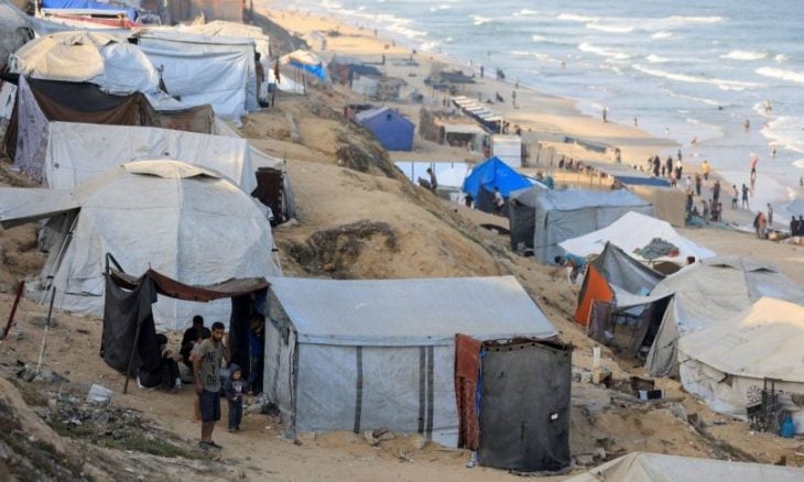 في رمضان.. عائلة غزية تفطر على خبز عفن وطماطم- (شاهد)