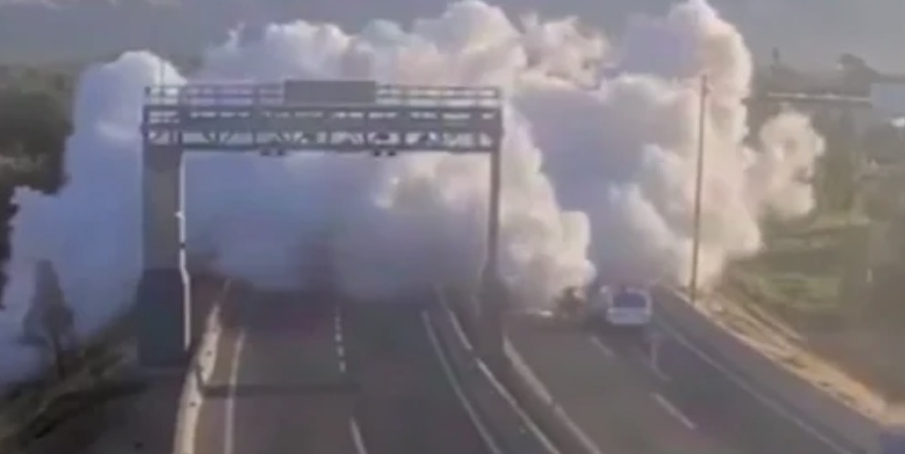 خلال 30 ثانية… انفجار شاحنة غاز يحوّل طريقًا سريعًا في تشيلي إلى جحيم مشتعل (فيديو)