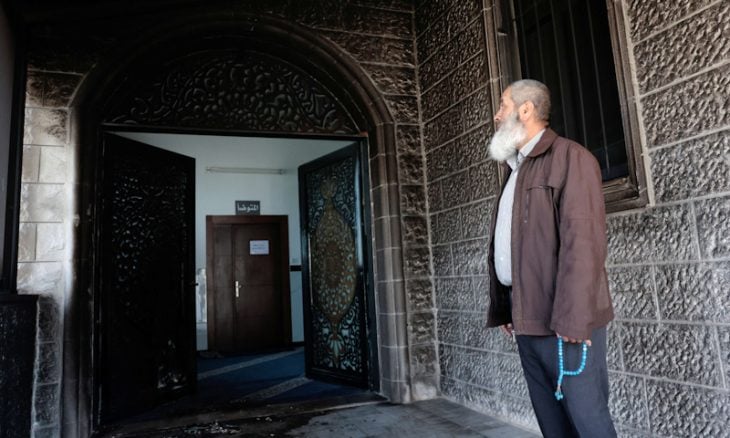 مستوطنون يحرقون أجزاء من مسجد في الضفة الغربية- (فيديو وصور)