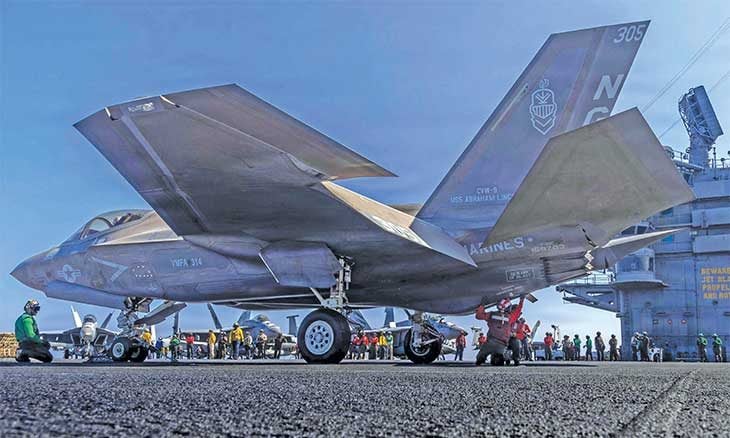 صحيفة أمريكية: لاريجاني يدير إيران… وترامب يتساءل عن «أسباب عدم استسلامها»