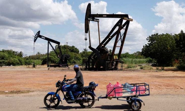 النفط يتراجع مع استعداد أمريكا وإيران لجولة محادثات جديدة