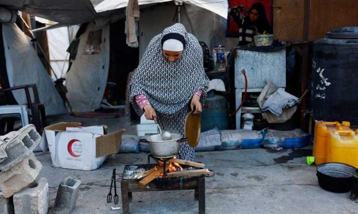 خان يونس.. أزمة غاز الطهي تدفع النازحين والباعة لاستخدام الحطب وسط تزايد الأمراض