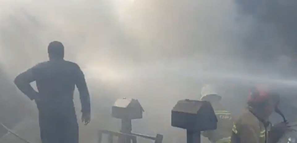 كارثة جوية في إيران… مروحية تتحطم داخل سوق وتودي بحياة 4 اشخاص (فيديو)