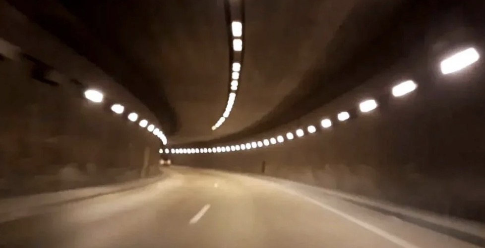 محاولة قتل وتشليح داخل نفق في بيروت… والأجهزة الأمنية مطالبة بالتحرّك فورًا!