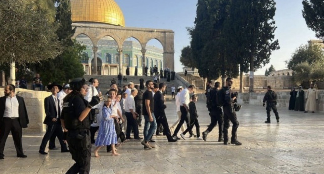 عشرات المستوطنين يقتحمون الأقصى