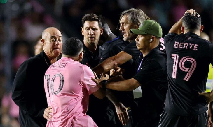 سقوط ميسي أثناء السيطرة على أحد مقتحمي الملعب- (فيديو)