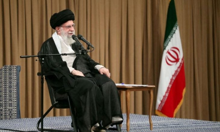 مصادر: خامنئي ليس في طهران وبزشكيان بصحة جيدة