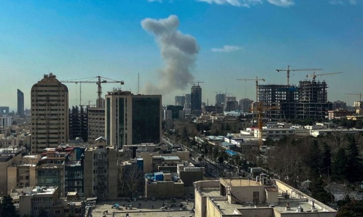 هجوم أمريكي إسرائيلي على إيران يشمل بيت المرشد الأعلى ومقري الرئاسة وهيئة الأركان.. وطهران ترد- (فيديوهات)