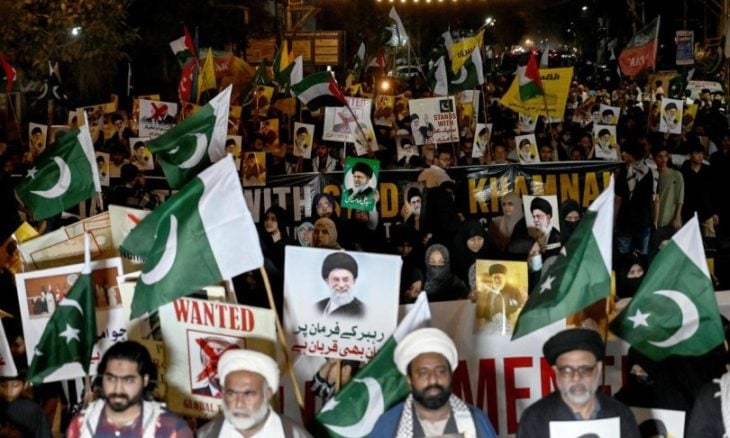 مقتل 9 أشخاص في احتجاجات على اغتيال خامنئي في كراتشي بباكستان واقتحام للقنصلية الأمريكية- (فيديوهات)