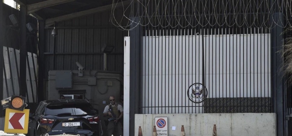 صفارات الإنذار تدوي في السفارة الأميركية بعوكرفي ظلّ التصعيد الأمني