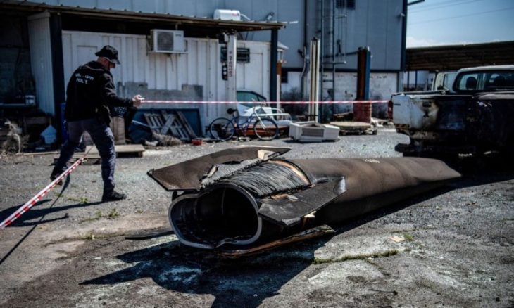 مقتل شخصين في وسط إسرائيل جراء سقوط شظايا صواريخ أطلقت من إيران- (فيديو)