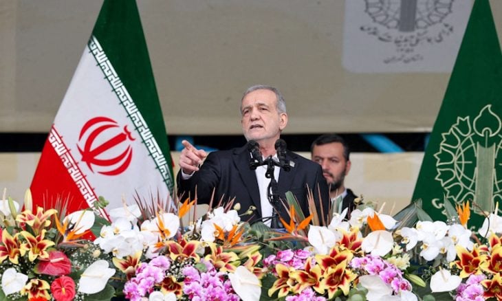 دون مرافقة أو حماية أمنية.. الرئيس الإيراني يظهر في شوارع طهران ويشارك في “يوم القدس العالمي”- (شاهد)