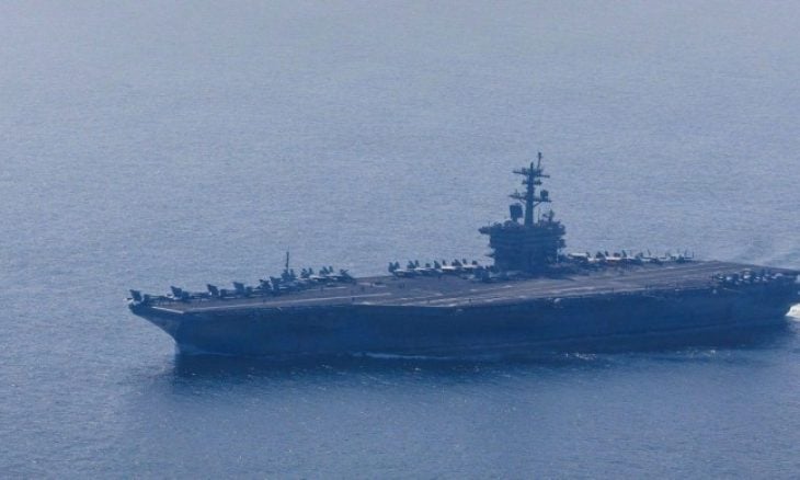 إعلام أمريكي: استهداف سفينة إيرانية اقتربت من حاملة الطائرات “لينكولن”