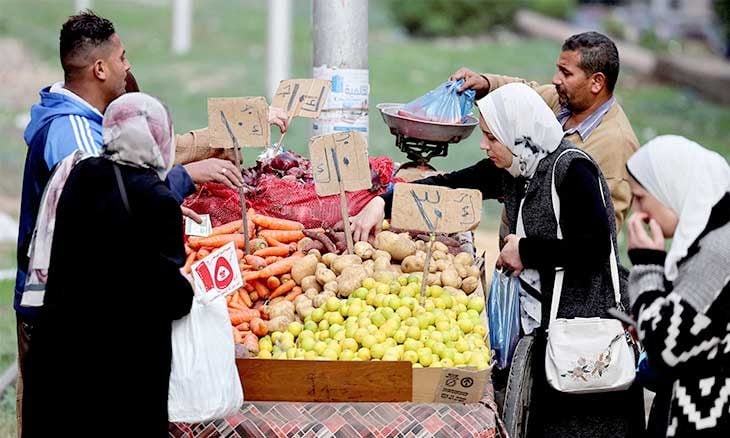 تداعيات الحرب على مصر: ارتفاع أسعار الخبز واللحوم والمواصلات ومواد البناء