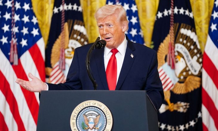 فايننشال تايمز: تبني ترامب لفكرة “القوة هي الحق” أضعفَ قدرة الولايات المتحدة وأضر بمصالحها القومية