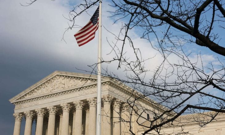 المحكمة العليا الأمريكية تنظر في قرار ترامب سحب الحماية المؤقتة من مهاجرين سوريين