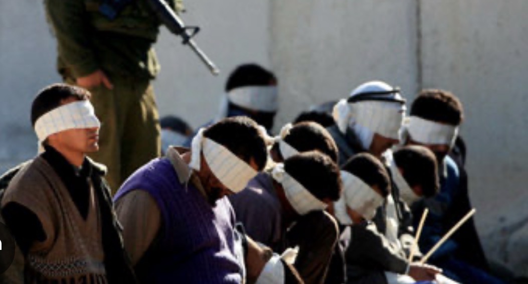مركز فلسطين: الاحتلال يحتجز مئات أسرى غزة في "مقبرة الغزازوة" داخل سجن عوفر وسط ظروف قاتلة
