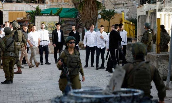 لحظة وفاة فلسطيني بنوبة قلبية إثر ترهيبه على يد مستوطنين إسرائيليين- (شاهد)