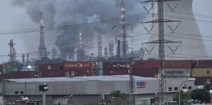 بعد الضربة الإيرانية… أول اعتراف رسمي بكشف أضرار مصافي حيفا