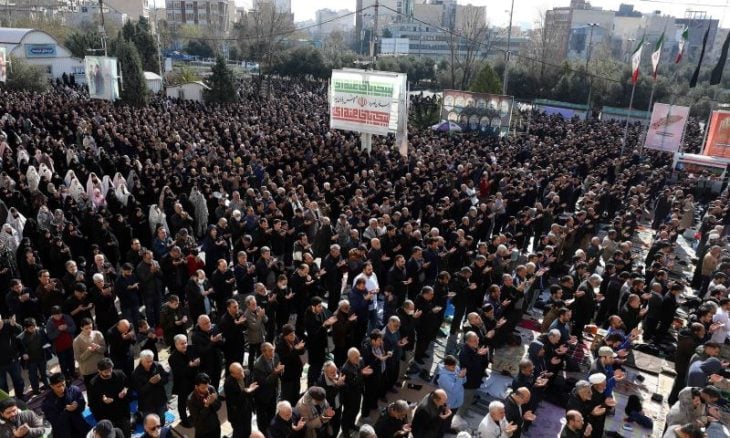 الإيرانيون يؤدون صلاة عيد الفطر على وقع احتدام الحرب