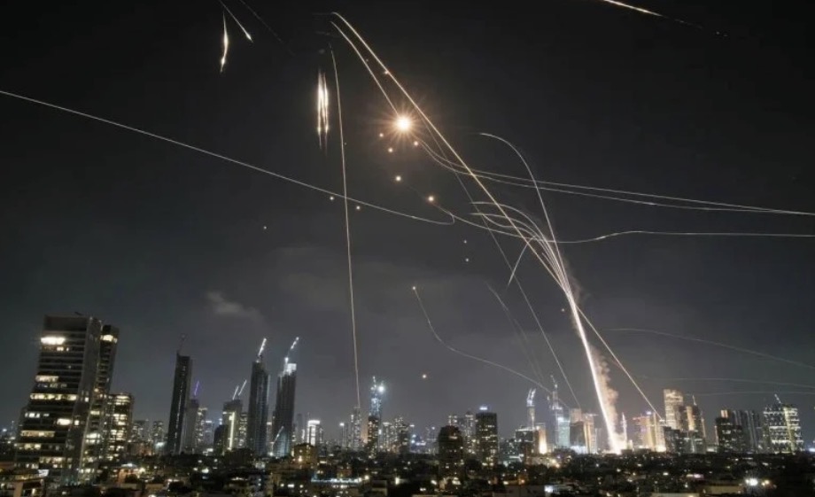 إيران تضرب جنوب فلسطين المحتلة … وحزب الله يهزّ الشمال